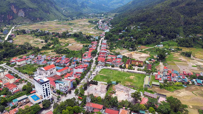 Thị trấn Yên Minh, huyện Yên Minh, tỉnh Hà Giang có lợi thế về trồng cây ăn quả, nuôi gà đen và ong lấy mật. (Ảnh MỸ HÀ)