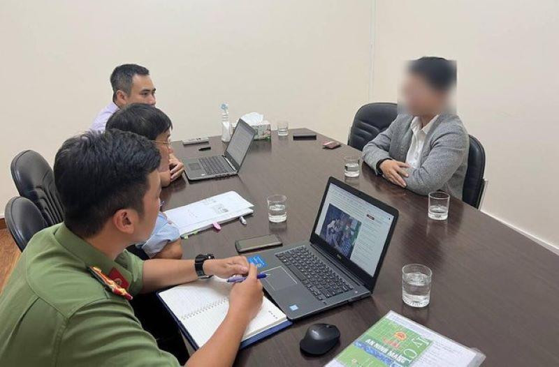 Cơ quan chức năng làm việc với TikToker Nờ Ô Nô. (Ảnh Sở Thông tin và Truyền thông Thành phố Hồ Chí Minh)