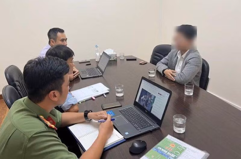 Cơ quan chức năng làm việc với TikToker Nờ Ô Nô. (Ảnh Sở Thông tin và Truyền thông Thành phố Hồ Chí Minh)