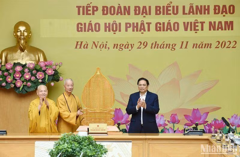 Hòa thượng Thích Trí Quảng, Đức Pháp chủ Giáo hội Phật giáo Việt Nam và Hòa thượng Thích Thiện Nhơn, Chủ tịch Hội đồng Trị sự Giáo hội Phật giáo Việt Nam tặng bức điêu khắc chiếc lá bồ đề cho Chính phủ.