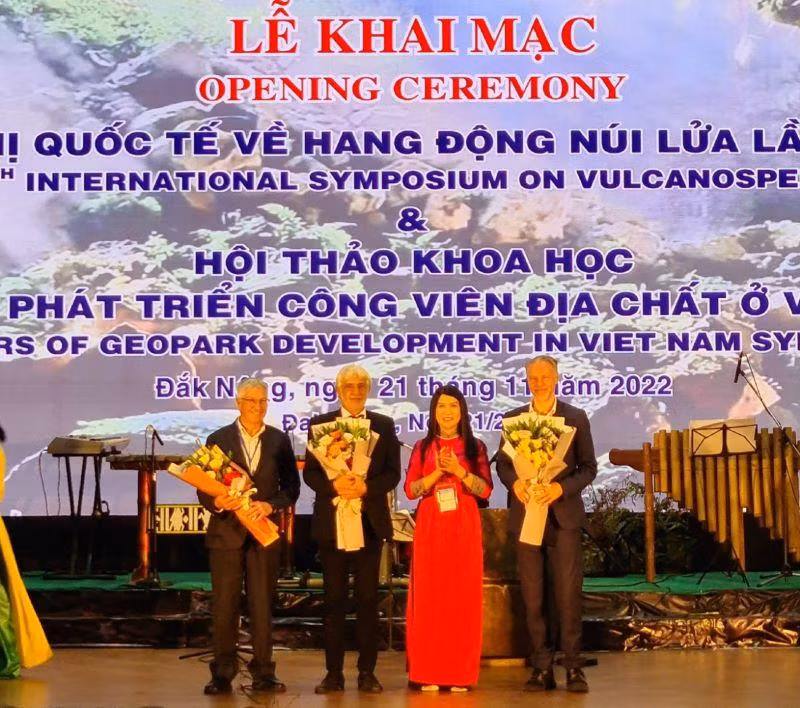 Phó Chủ tịch Ủy ban nhân dân tỉnh Đắk Nông Tôn Thị Ngọc Hạnh tặng hoa cho các đại biểu quốc tế thuộc Mạng lưới Công viên địa chất toàn cầu UNESCO.