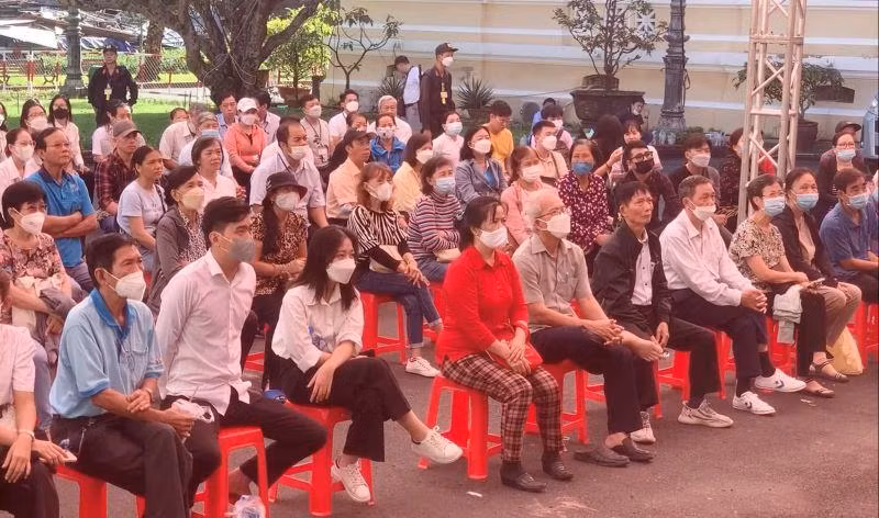 Người dân đến chứng kiến phiên xét xử ở sân tòa án. 