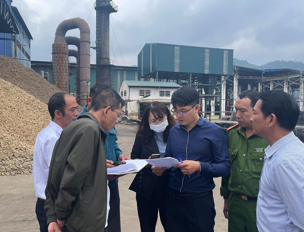 Kiểm tra thực địa khu vực hệ thống xử lý chất thải.