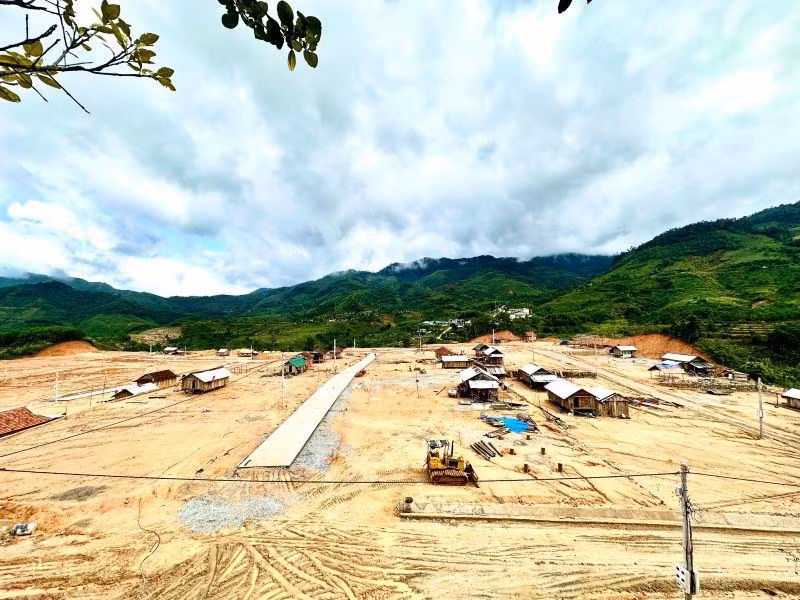 Làng mới Măng Lăng đón hơn 30 hộ dân vùng sạt lở núi vào an cư lạc nghiệp. Hạ tầng cho khu dân cư mới đang dần hoàn thiện.