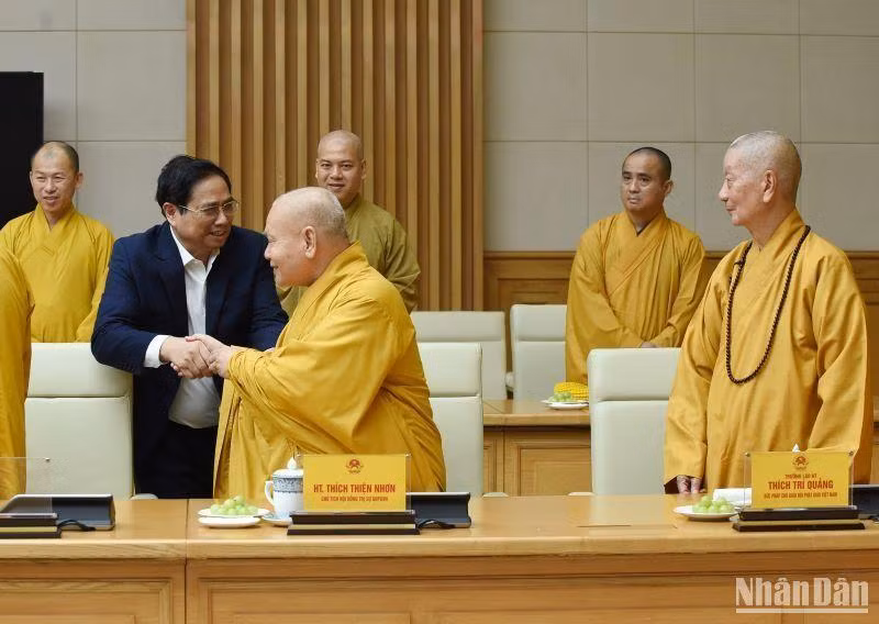 Thủ tướng Phạm Minh Chính tiếp đón các đại biểu. 