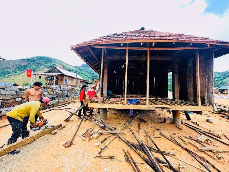 Vợ chồng Đinh Thị Giàu và Đinh Văn Đua dựng nhà ở làng mới Măng Lăng. 