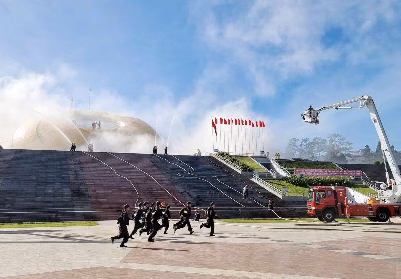 Huy động lực lượng tham gia chữa cháy và cứu nạn cứu hộ.