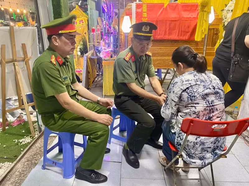 Đại tá, Giám đốc Công an tỉnh Vũ Như Hà thăm hỏi, động viên gia đình đồng chí Hạ sĩ Nguyễn Ngọc Minh Nhật.