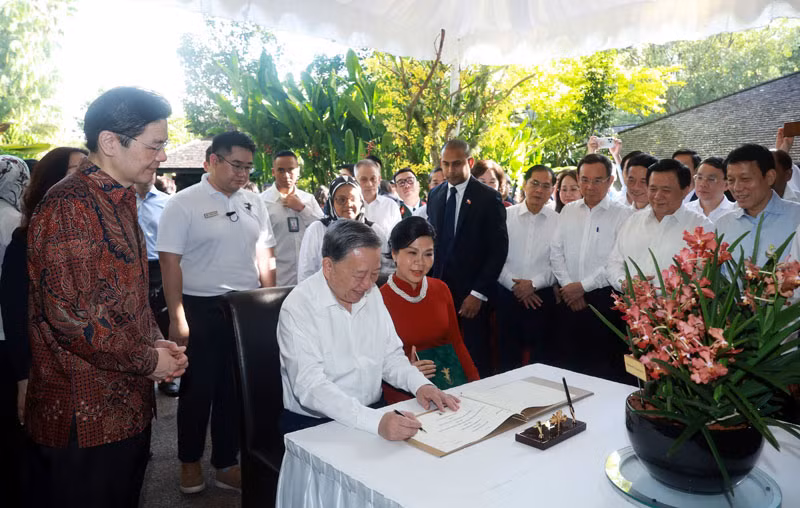 Tổng Bí thư Tô Lâm ghi lưu bút tại Vườn Thực vật Singapore. (Ảnh: Thống Nhất/TTXVN)