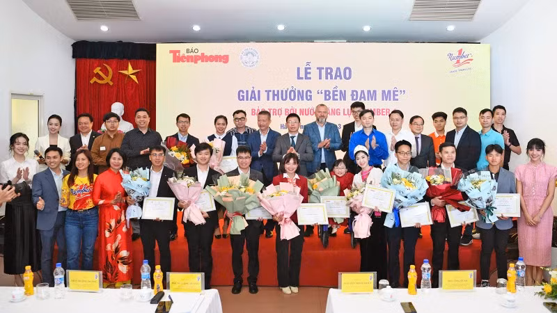 Các cá nhân, tác giả dự án giành Giải thưởng "Bền đam mê" cùng đại diện Ban tổ chức và các đơn vị liên quan tại buổi lễ.