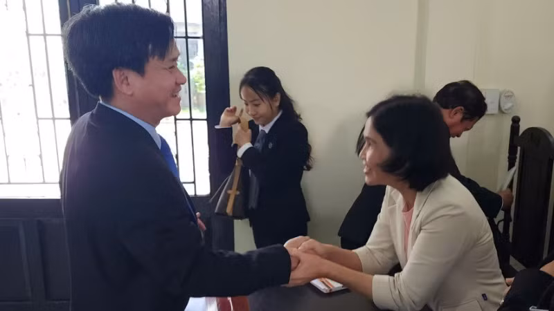 Lãnh đạo Công ty xổ số kiến thiết thành phố Huế chúc mừng chủ nhân tấm vé số bị rách trúng 2 tỷ đồng. 