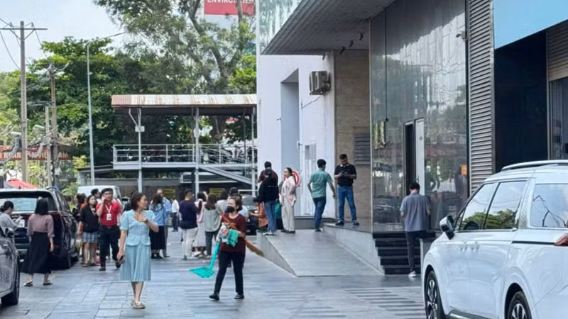 Người dân tại một khu chung cư ở Thành phố Hồ Chí Minh di chuyển xuống sân tòa nhà khi cảm thấy rung lắc từ dư chấn động đất.