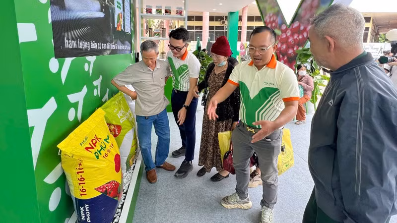 Tư vấn sản phẩm phân bón Phú Mỹ và hướng dẫn kỹ thuật bón phân hiệu quả tại gian hàng. Tư vấn sản phẩm phân bón Phú Mỹ và hướng dẫn kỹ thuật bón phân hiệu quả tại gian hàng.