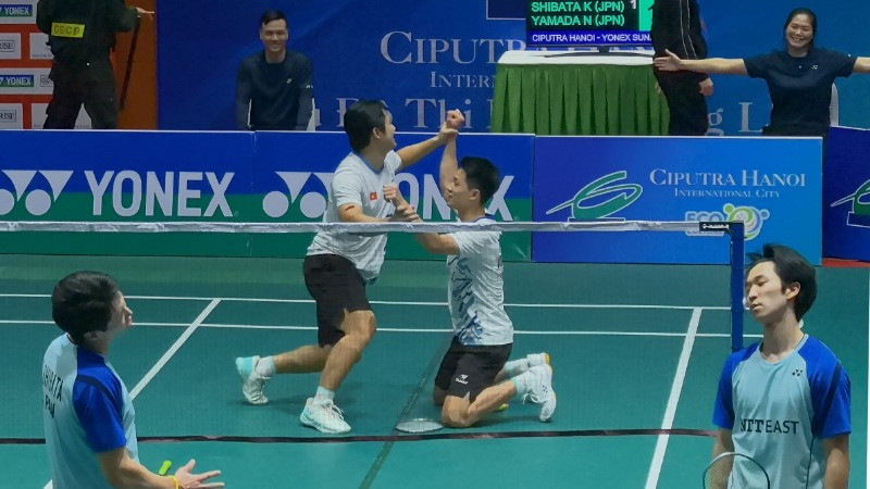 Khoảnh khắc hai tay vợt Việt Nam giành chiến thắng.