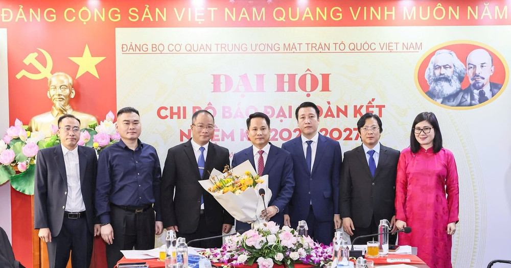Chi ủy Báo Đại Đoàn Kết nhiệm kỳ 2025-2027 ra mắt Đại hội. Ảnh: Quang Vinh