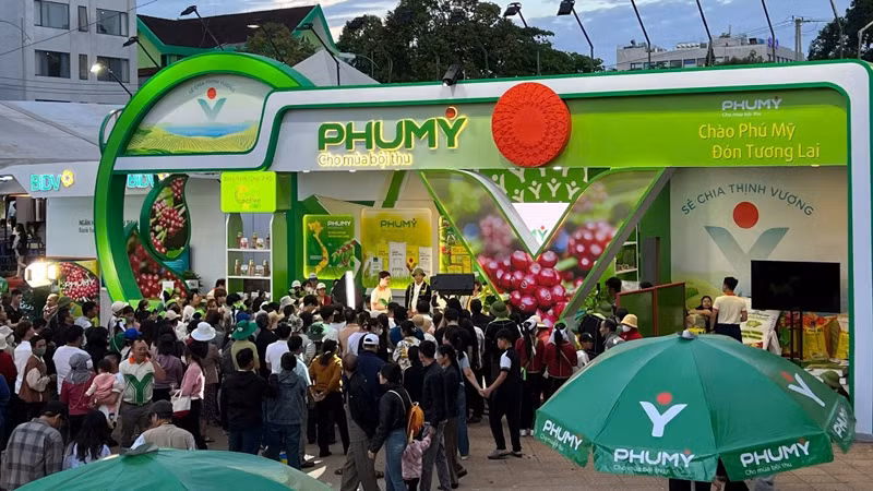 Gian hàng Phú Mỹ thu hút hàng nghìn lượt khách đến tham quan.