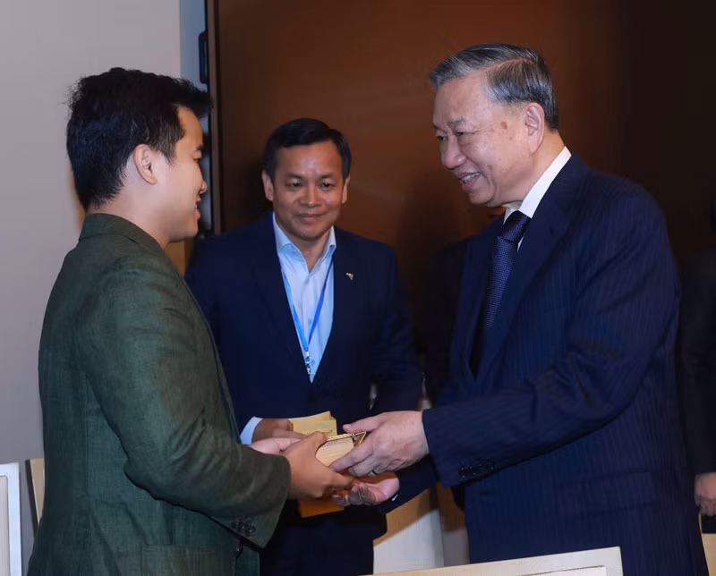 Tổng Bí thư Tô Lâm tặng quà lưu niệm cho các đại biểu. (Ảnh: TTXVN)