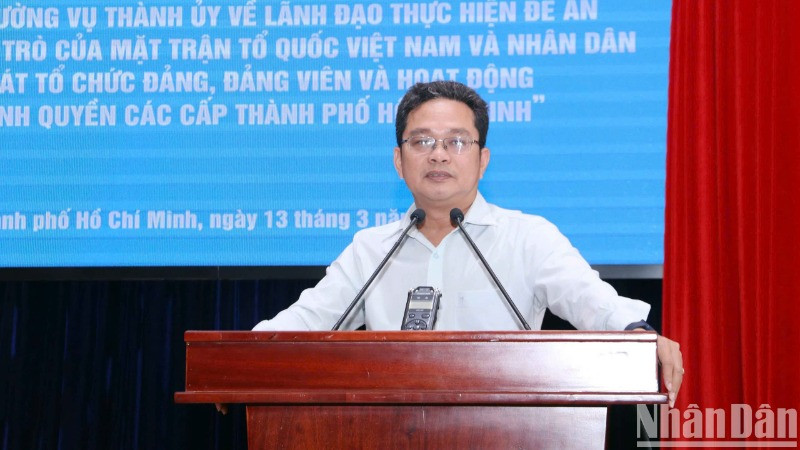 Đồng chí Phạm Minh Tuấn, Phó Chủ tịch Ủy ban Mặt trận Tổ quốc Việt Nam Thành phố Hồ Chí Minh phát biểu tại Hội nghị. 
