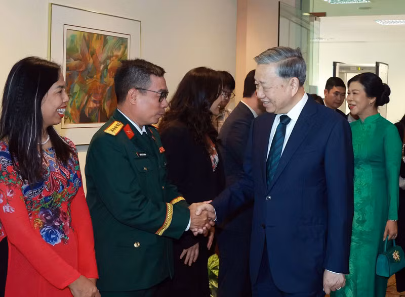 Cán bộ, nhân viên Đại sứ quán tiễn Tổng Bí thư Tô Lâm và Phu nhân. (Ảnh: TTXVN)