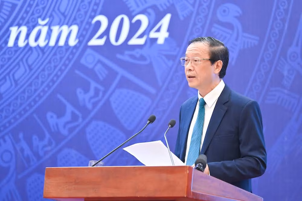 Thứ trưởng Giáo dục và Đào tạo Phạm Ngọc Thưởng báo cáo Kết quả thực hiện nhiệm vụ năm học tại Hội nghị tổng kết năm học 2023-2024, triển khai nhiệm vụ năm học 2024-2025.