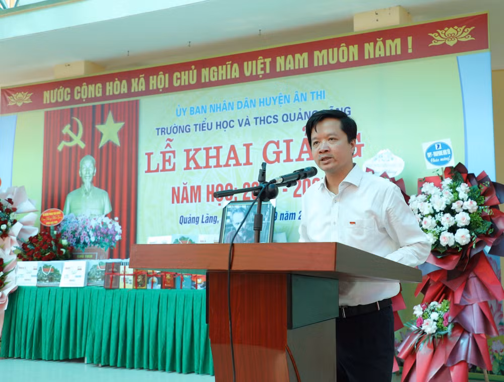 Ông Tạ Quang Dũng, Vụ trưởng-Trưởng Ban Quản lý phóng viên thường trú, Báo Nhân Dân phát biểu tại buổi lễ trao tặng.