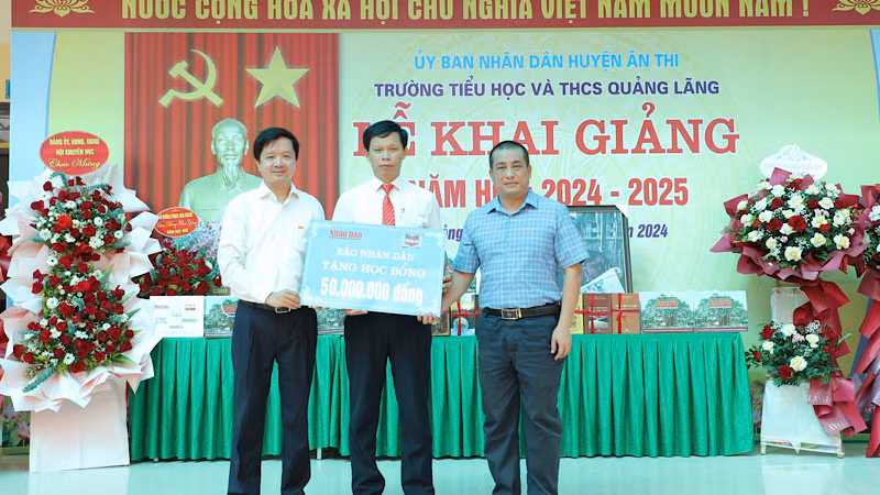 Đại diện Báo Nhân Dân và đại diện Công ty cổ phần Văn hóa đọc và học Việt Nam-Sàn Văn hóa học và đọc Việt Nam (hocdoc.vn) trao tặng học bổng cho nhà trường. 