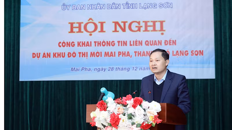 Ông Phạm Hùng Trường, Chánh Văn phòng Ủy ban nhân dân tỉnh Lạng Sơn thông tin liên quan đến dự án Khu đô thị mới Mai Pha tới người dân.