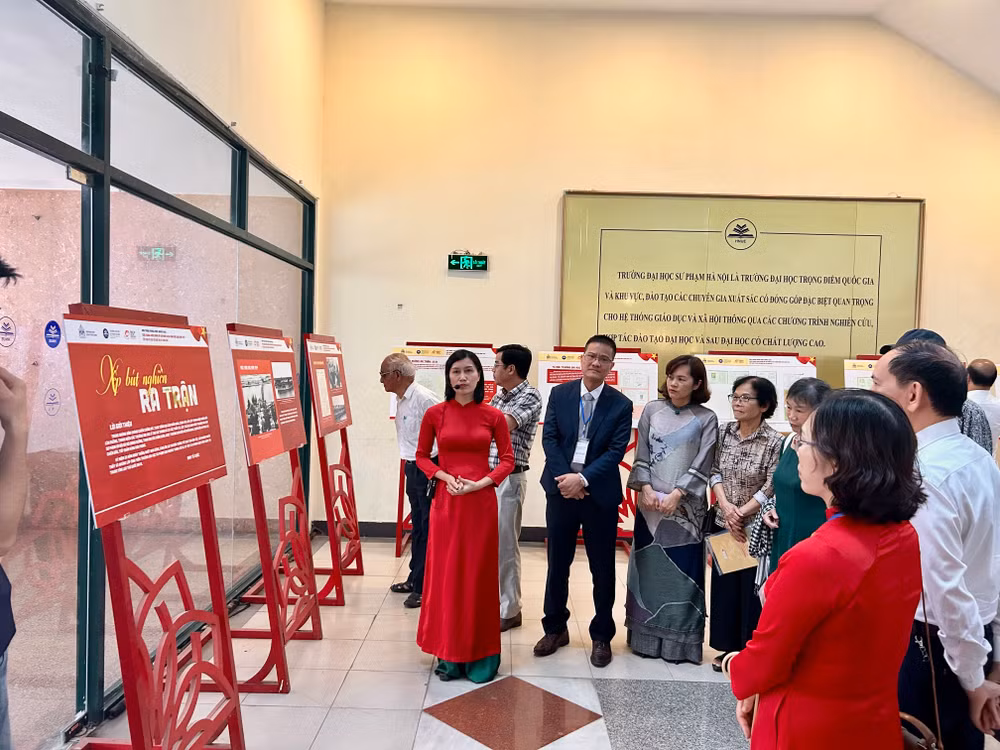 Các thuyết minh viên giới thiệu về triển lãm "Xếp bút nghiên ra trận".