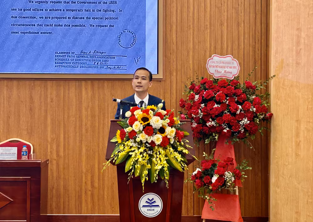 Tiến sĩ Vũ Đức Liêm, Phó Trưởng Khoa Lịch sử, Trường đại học Sư phạm Hà Nội, phát biểu đề dẫn hội thảo.