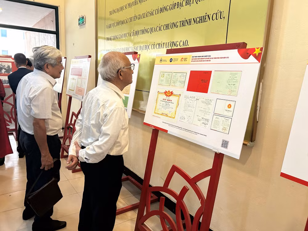 Các đại biểu tham quan triển lãm tại hội thảo.