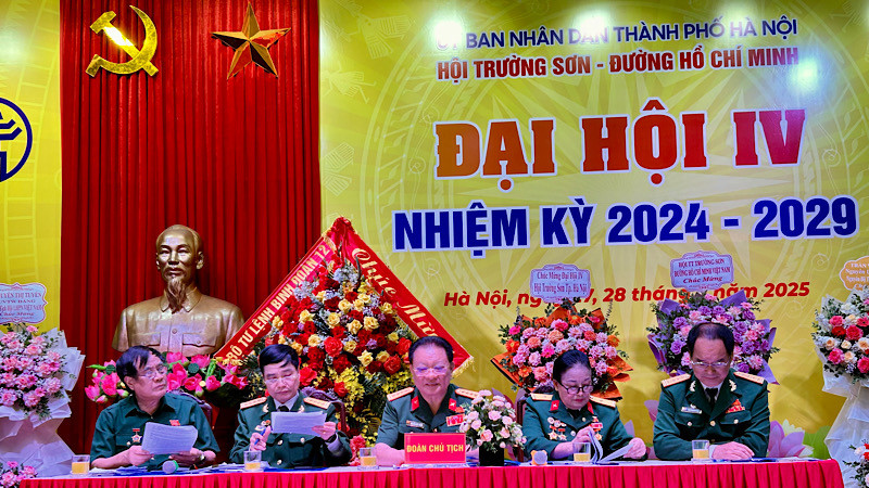 Đoàn Chủ tịch điều hành Đại hội Hội Truyền thống Trường Sơn- Đường Hồ Chí Minh thành phố Hà Nội lần thứ 4.