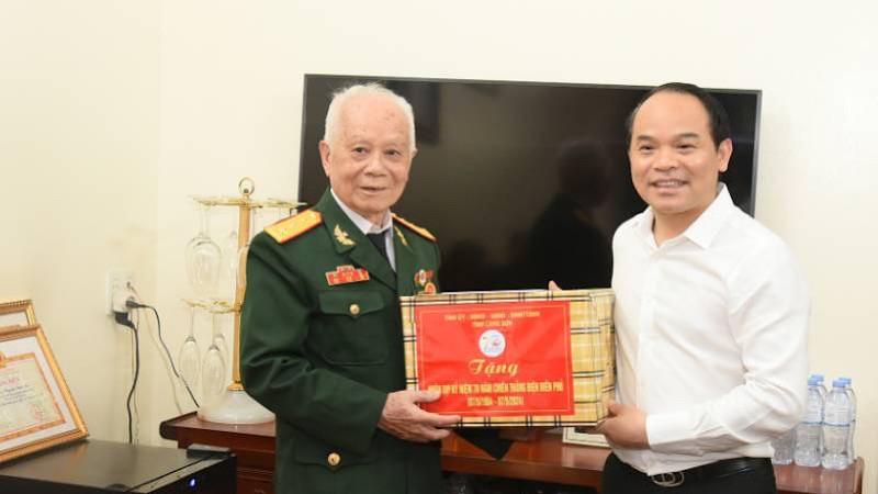 Đồng chí Nguyễn Quốc Đoàn, Ủy viên Trung ương Đảng, Bí thư Tỉnh ủy Lạng Sơn thăm, tặng quà ông Nguyễn Đức Am (cựu chiến binh Điện Biên), trú tại khối 2, phường Hoàng Văn Thụ, thành phố Lạng Sơn.