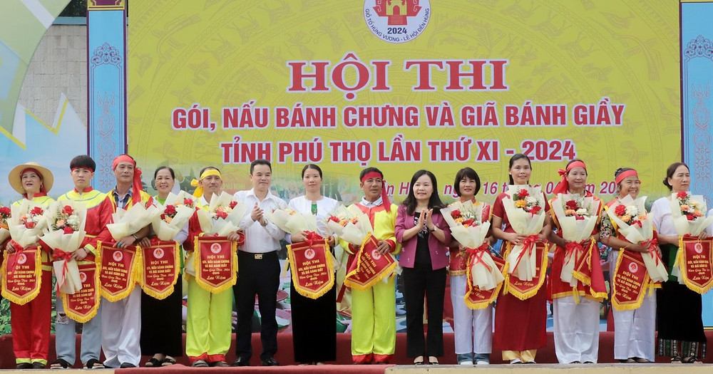 Ban Tổ chức trao cờ lưu niệm cho các đội tham gia hội thi.