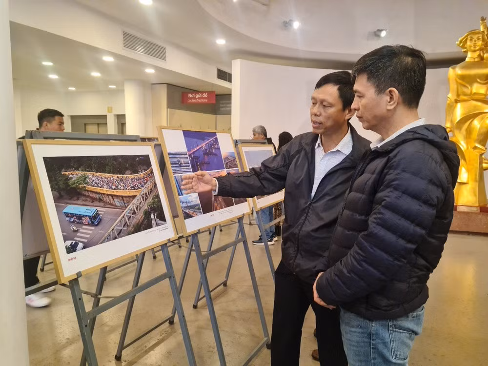 Các tác phẩm triển lãm thu hút du khách tham quan.