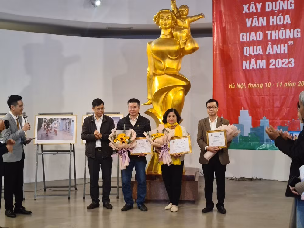 Ban tổ chức trao giải thưởng cho các tác giả.