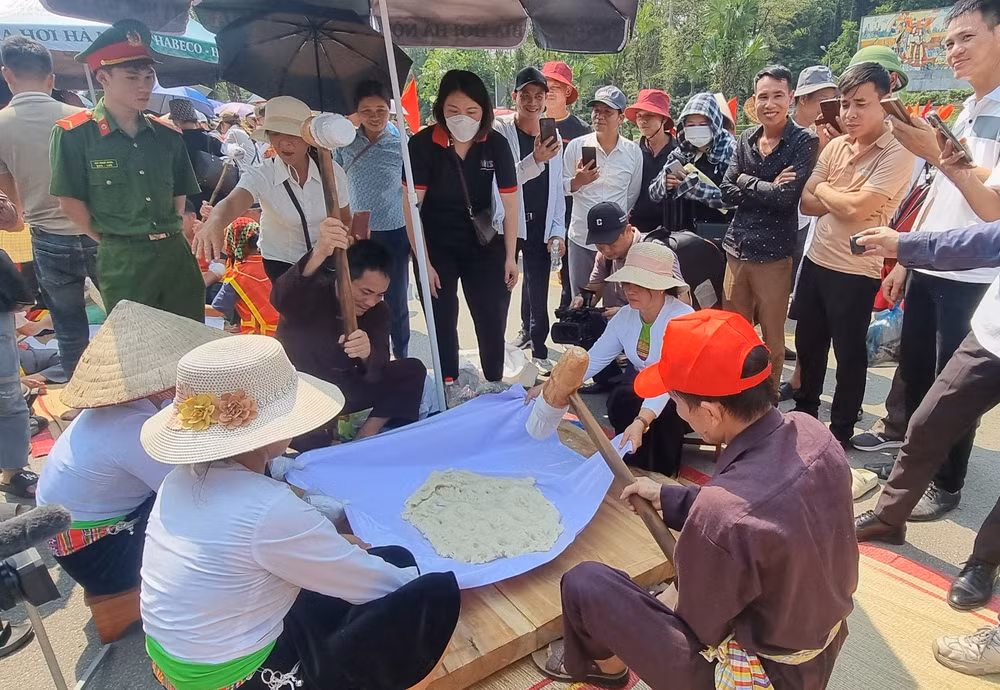 Sản phẩm sau khi hoàn thành phải đạt tiêu chí về thẩm mỹ, bánh giầy phải dẻo, mịn, trắng, bánh tròn, thành cao, bày trên mâm.