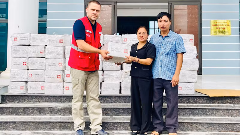 Huyện Yên Bình tiếp nhận hàng do chính phủ Thụy Sĩ tài trợ. (Ảnh: THANH SƠN)