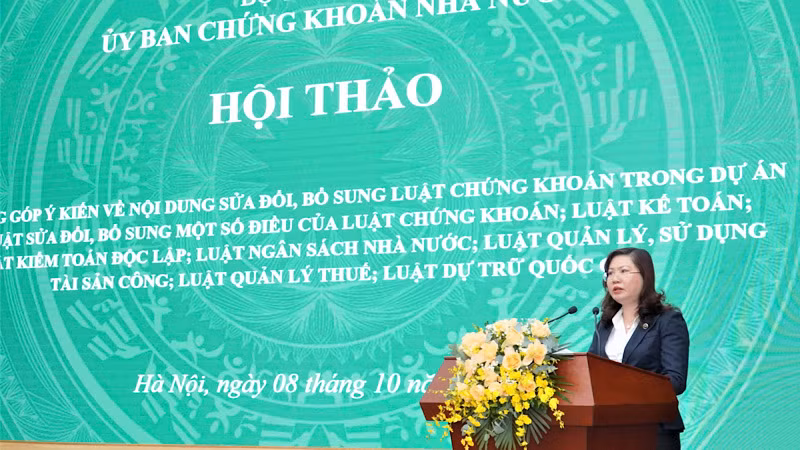 Chủ tịch Ủy ban Chứng khoán Nhà nước Vũ Thị Chân Phương phát biểu tại hội thảo.