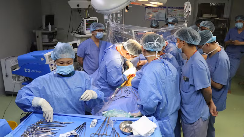 Ê-kíp của Bệnh viện đa khoa tỉnh Phú Thọ phẫu thuật lấy tạng từ người chết não.