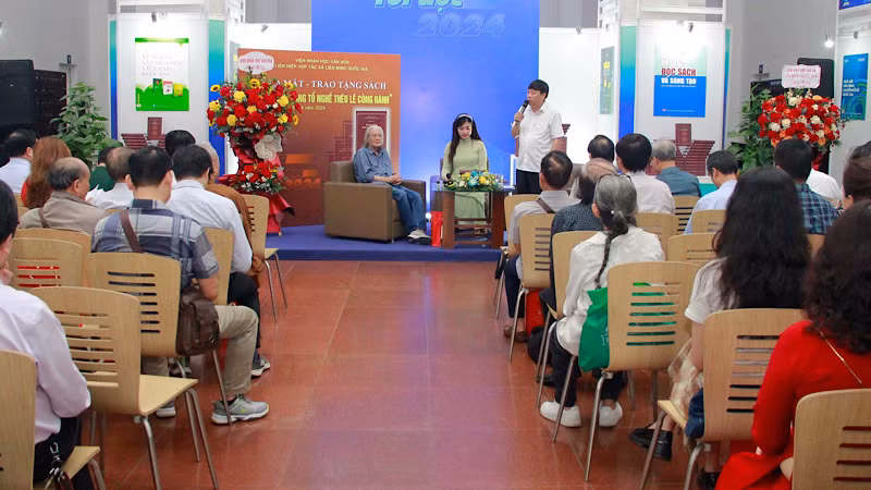 Quang cảnh buổi lễ ra mắt sách.