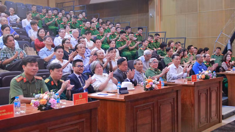 Các đại biểu dự lễ ra mắt sách. 