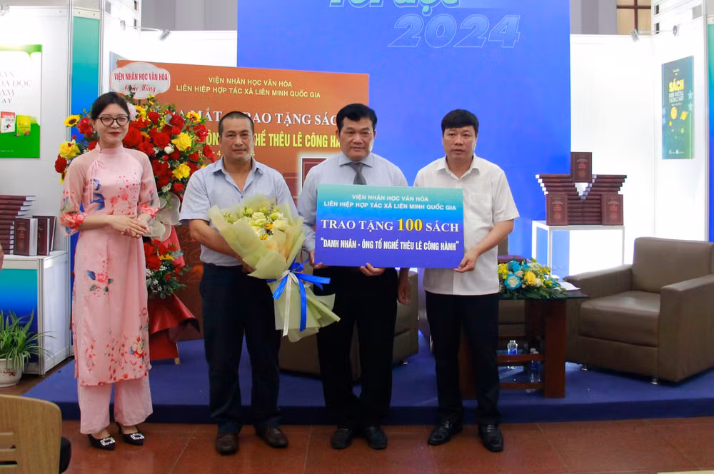 Đại diện Ban Tổ chức trao tặng sách cho huyện Thường Tín (quê hương của danh nhân Lê Công Hành).