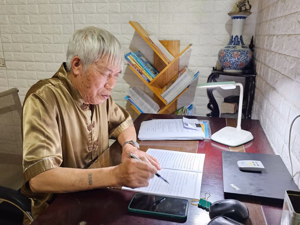 Bí thư Chi bộ Tổ dân phố Quang Trung 2 chuẩn bị nội dung sinh hoạt chi bộ định kỳ.