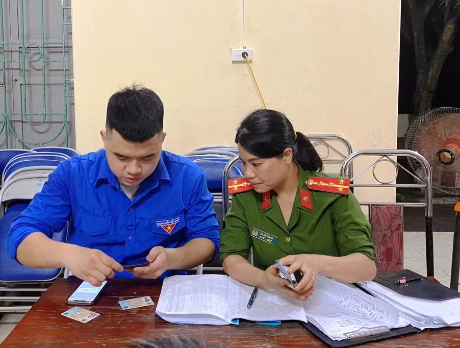 Tuổi trẻ cùng Công an phường Quảng Thành, thành phố Thanh Hóa trợ giúp công dân cập nhật, số hóa dữ liệu dân cư.