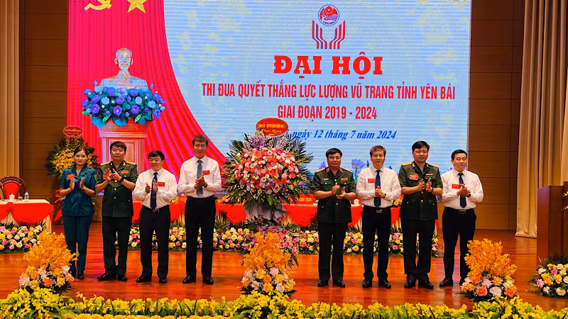 Trung tướng Phạm Đức Duyên, Chính ủy Quân khu 2 tặng hoa chúc mừng đại hội. (Ảnh: THANH SƠN)