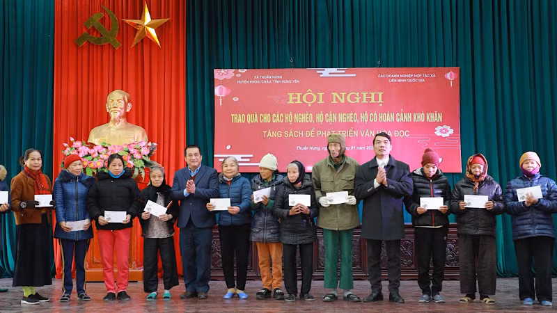 Đại diện các hộ gia đình nhận quà hỗ trợ.