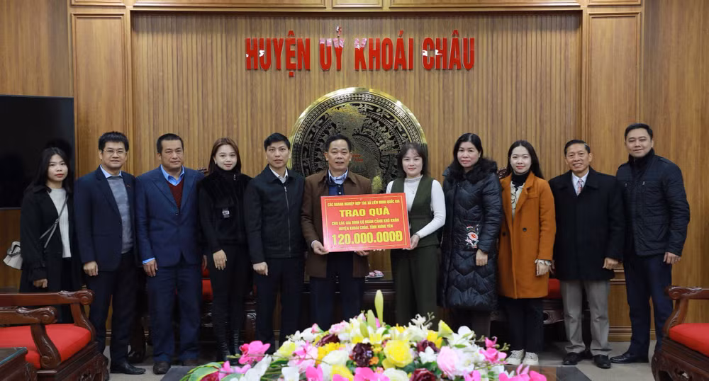 Các doanh nghiệp, hợp tác xã của doanh nghiệp Liên minh Quốc gia trao tặng quà cho huyện Khoái Châu.