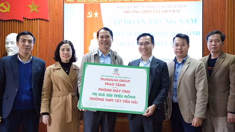 Thầy Nguyễn Trung Trực (thứ ba từ trái sang) và đại diện Ban Giám hiệu nhận Tài trợ Phòng máy tính của Trungnam Group.