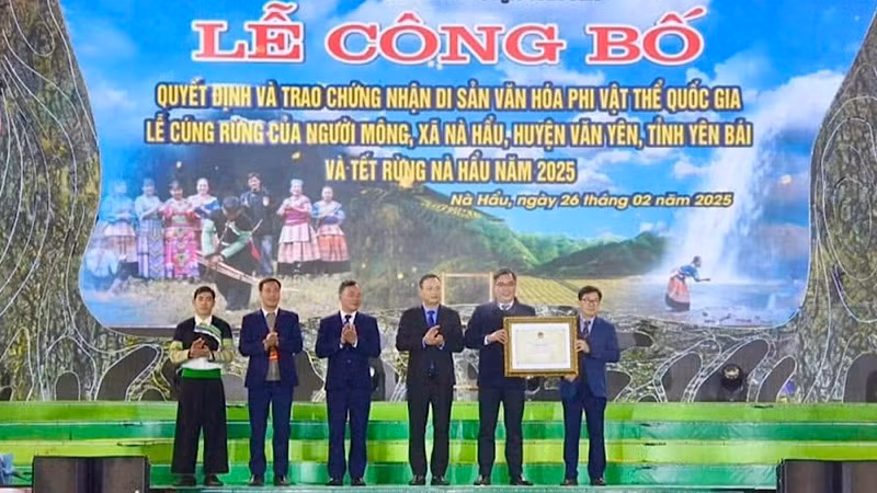 Đón nhận bằng chứng nhận Di sản Văn hóa phi vật thể quốc gia. 