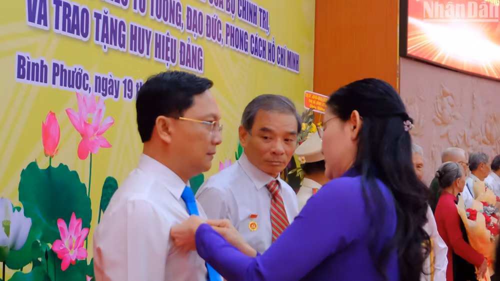 Lãnh đạo tỉnh Bình Phước trao tặng Huy hiệu Đảng cho cán bộ lãnh đạo và lão thành cách mạng.